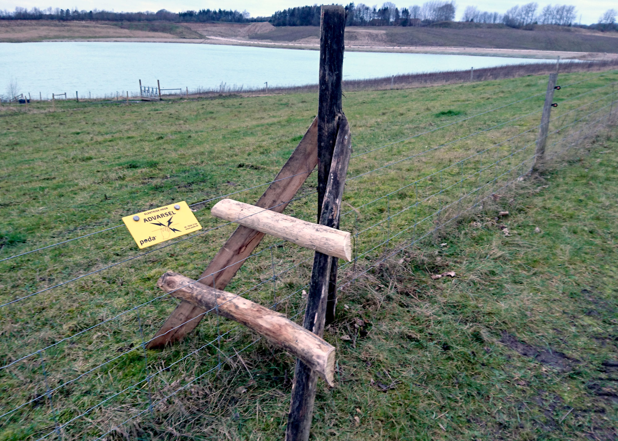 Via en trætrappe kan man komme fra den ene side af hegnet til den anden.