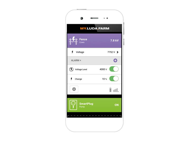 Smartphone med Poda FenceAlarm-app, der viser hegnsspænding, alarmer og en SmartPlug til fjernstyring af elektriske apparater.
