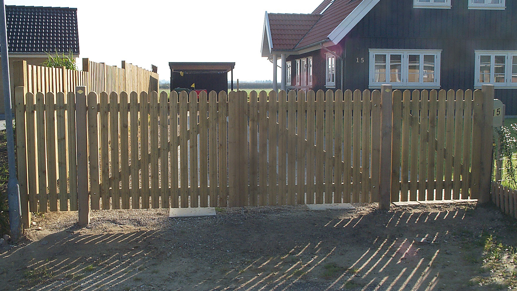 En indkørsel er lukket med en Terndrup-låge