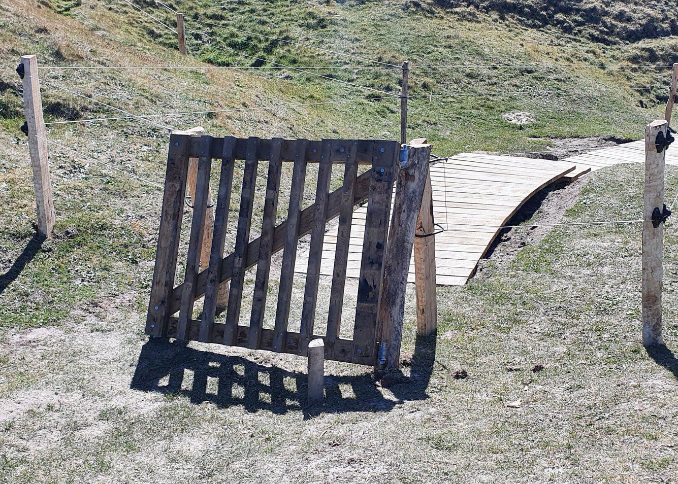 En klaplåge ses i forgrunden. I baggrunden ses en trappe i træ