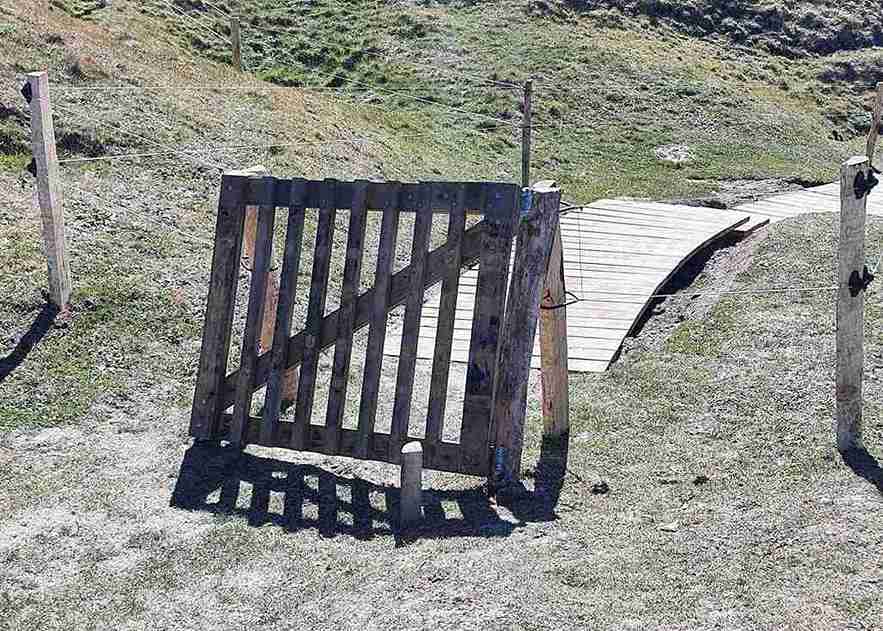 En klaplåge ses i forgrunden. I baggrunden ses en trappe i træ
