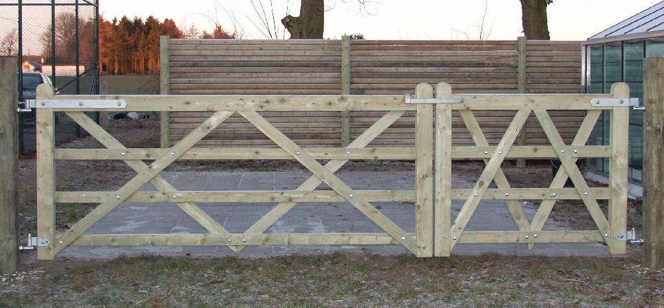 I en have er der monteret en Country Farmer låge