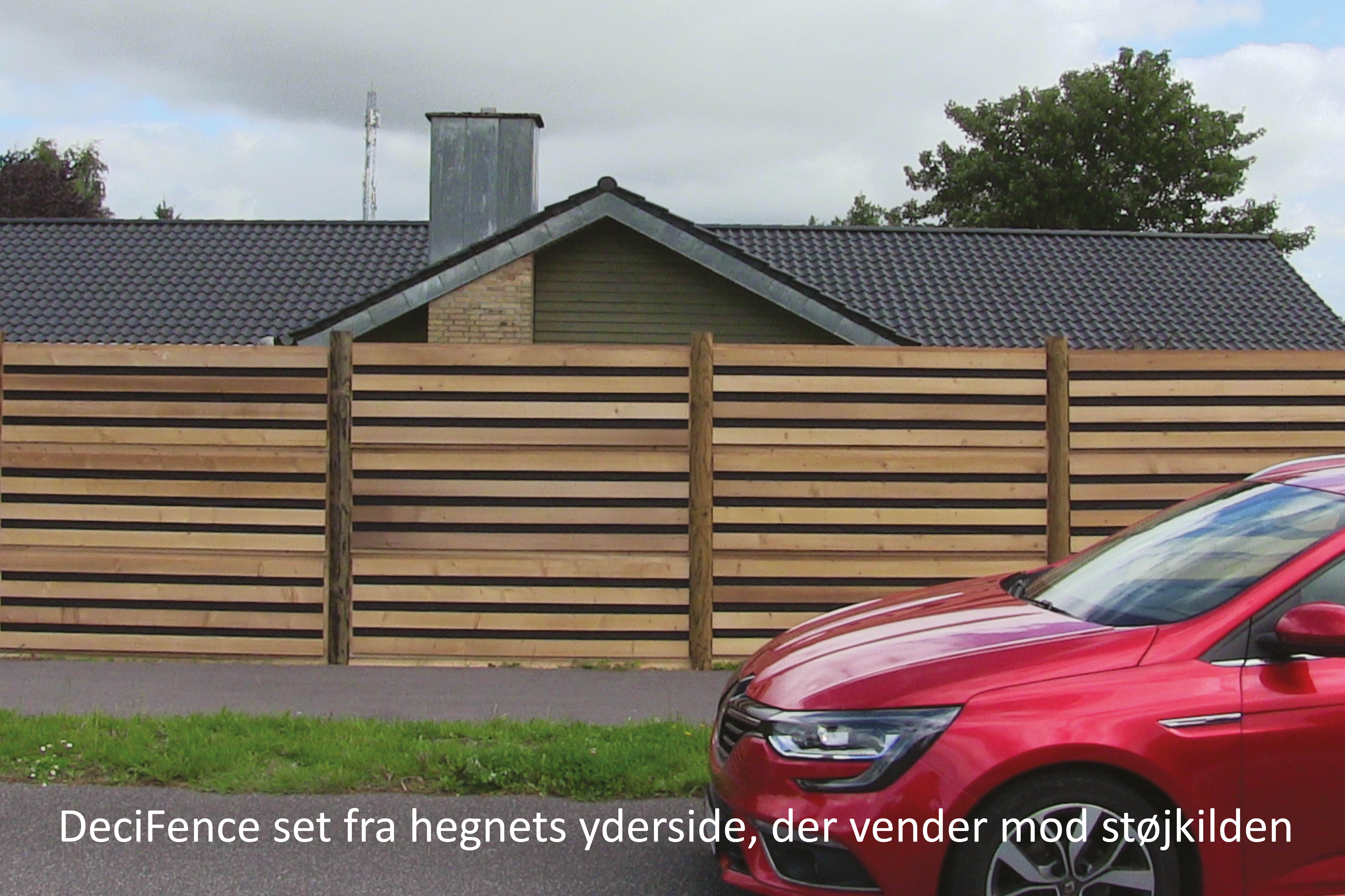 DeciFence set fra hegnet yderside, der vender mod støjkilden