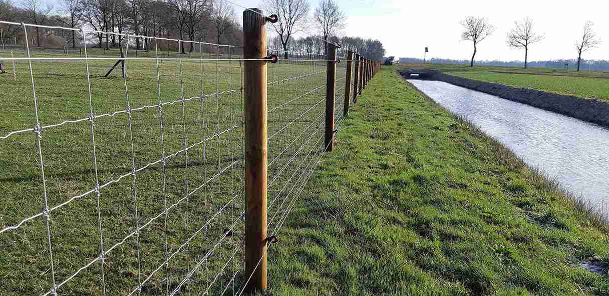 Ulvesikret dyreindhegning, nær en kanal.