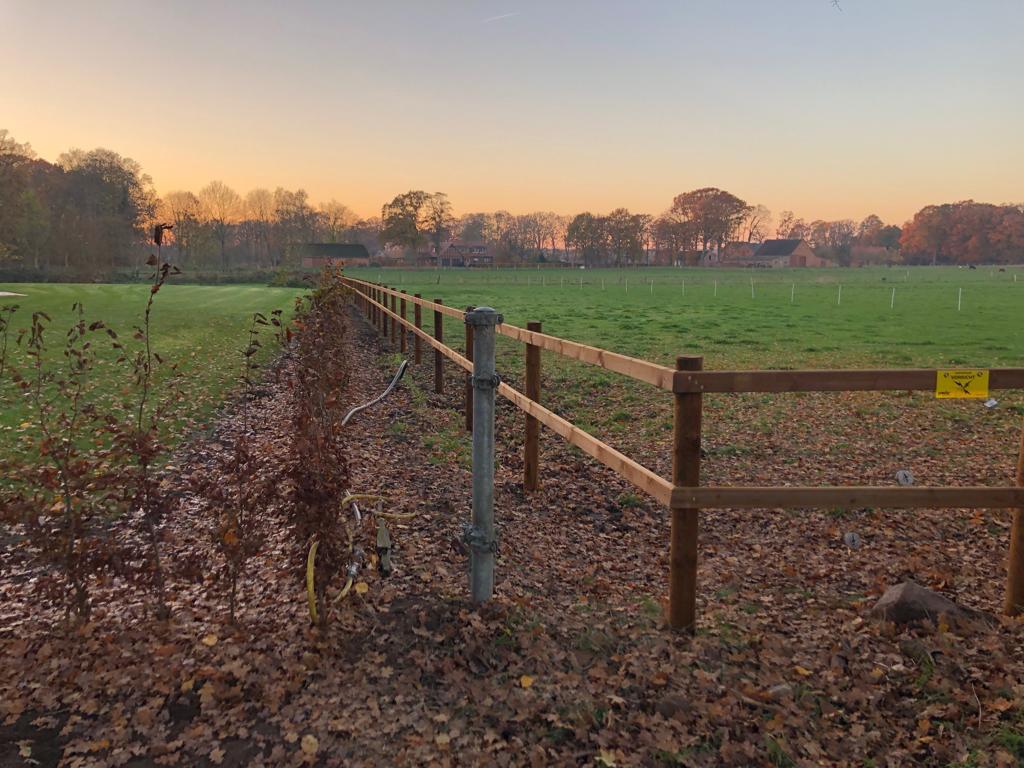 Stor flot indhegning i Ohio-hegn med solnedgang i baggrunden.