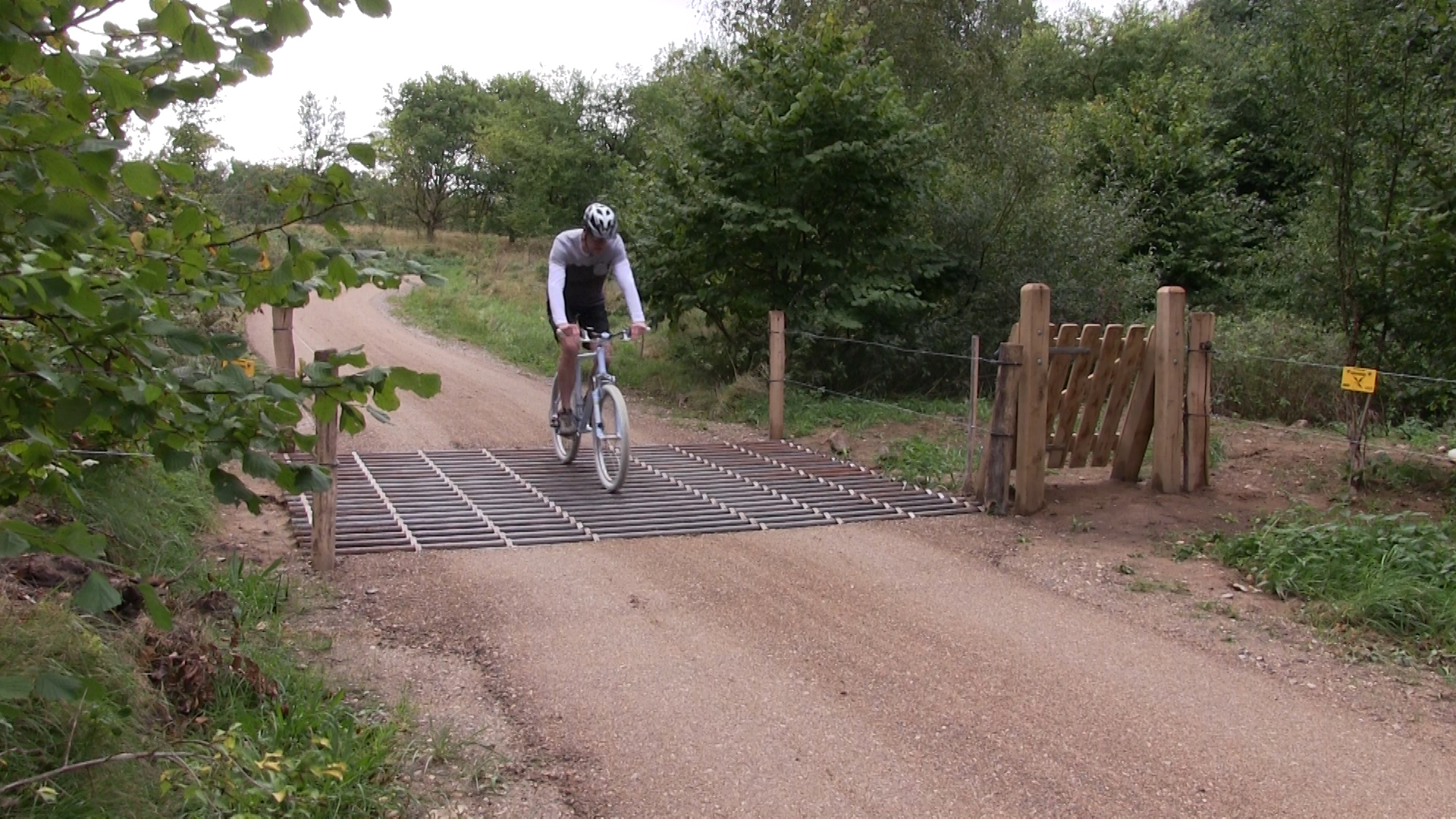 En cykellist kører over en færist