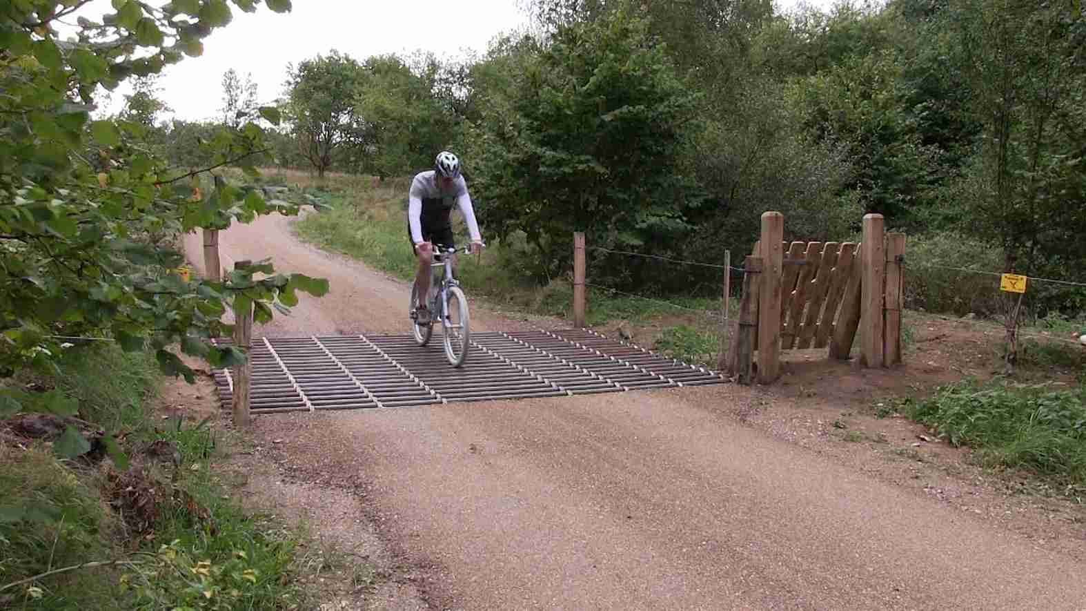 En cykellist kører over en færist