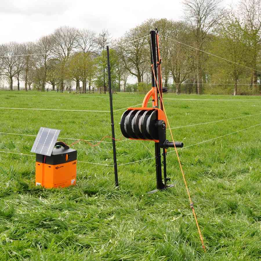 Et SmartFence som er udrullet og tilsluttet en spændingsgiver.