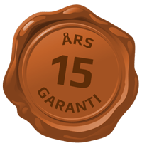 Brunt vokssegl med teksten '15 års garanti'.